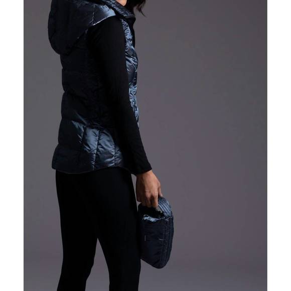 NEW ANORAK short metallic down vest in china blue - Picture 2 of 3